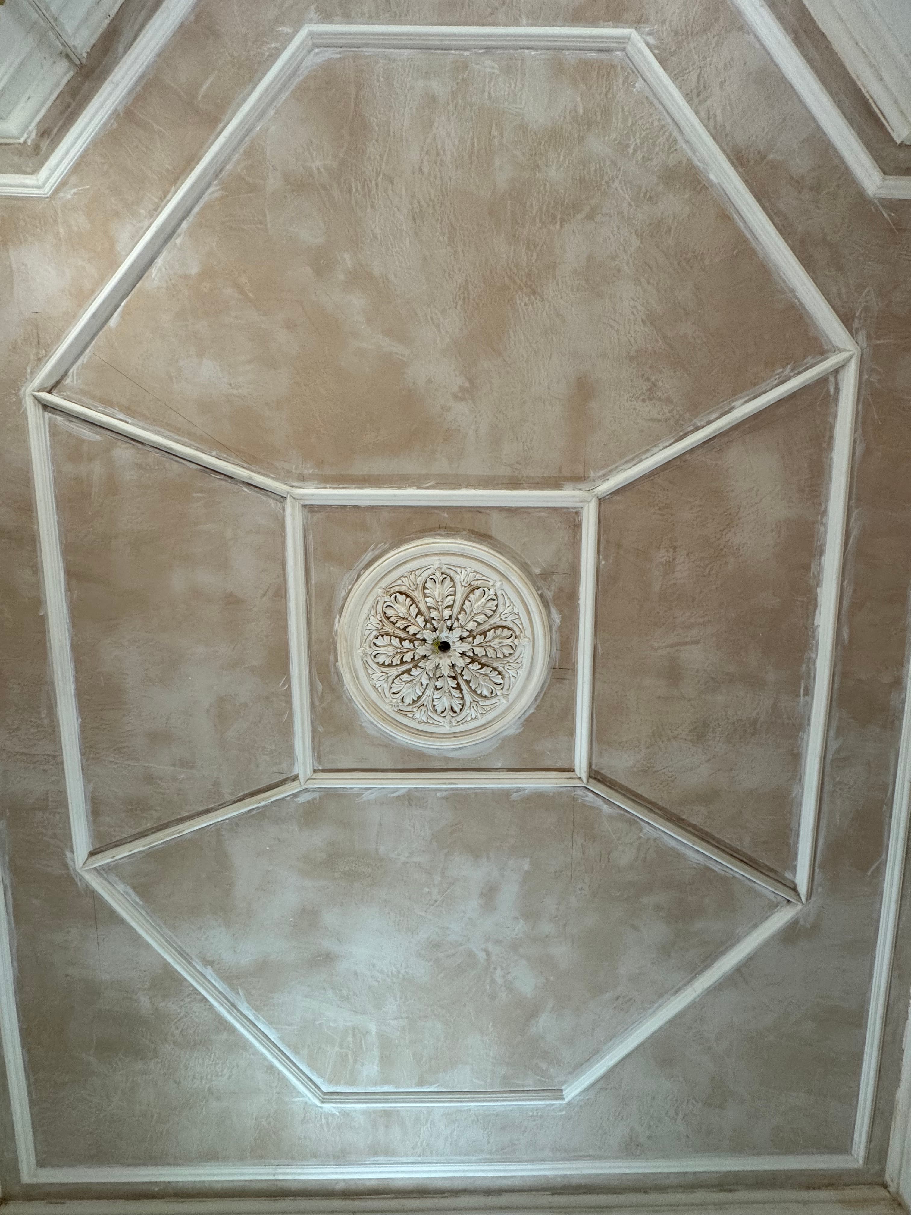 Hall ceiling brought to a flat finish