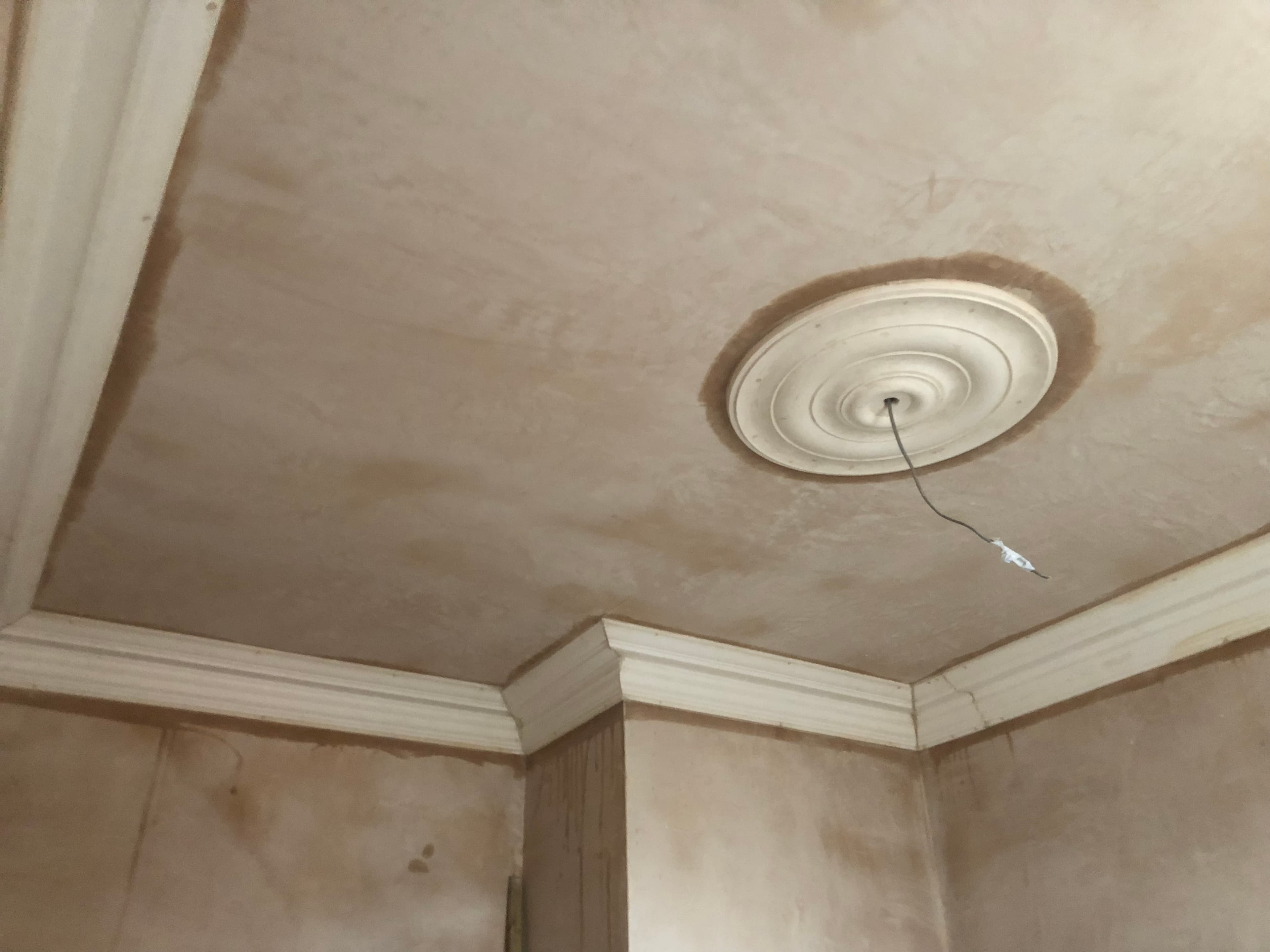 Flat ceiling finish in a hall