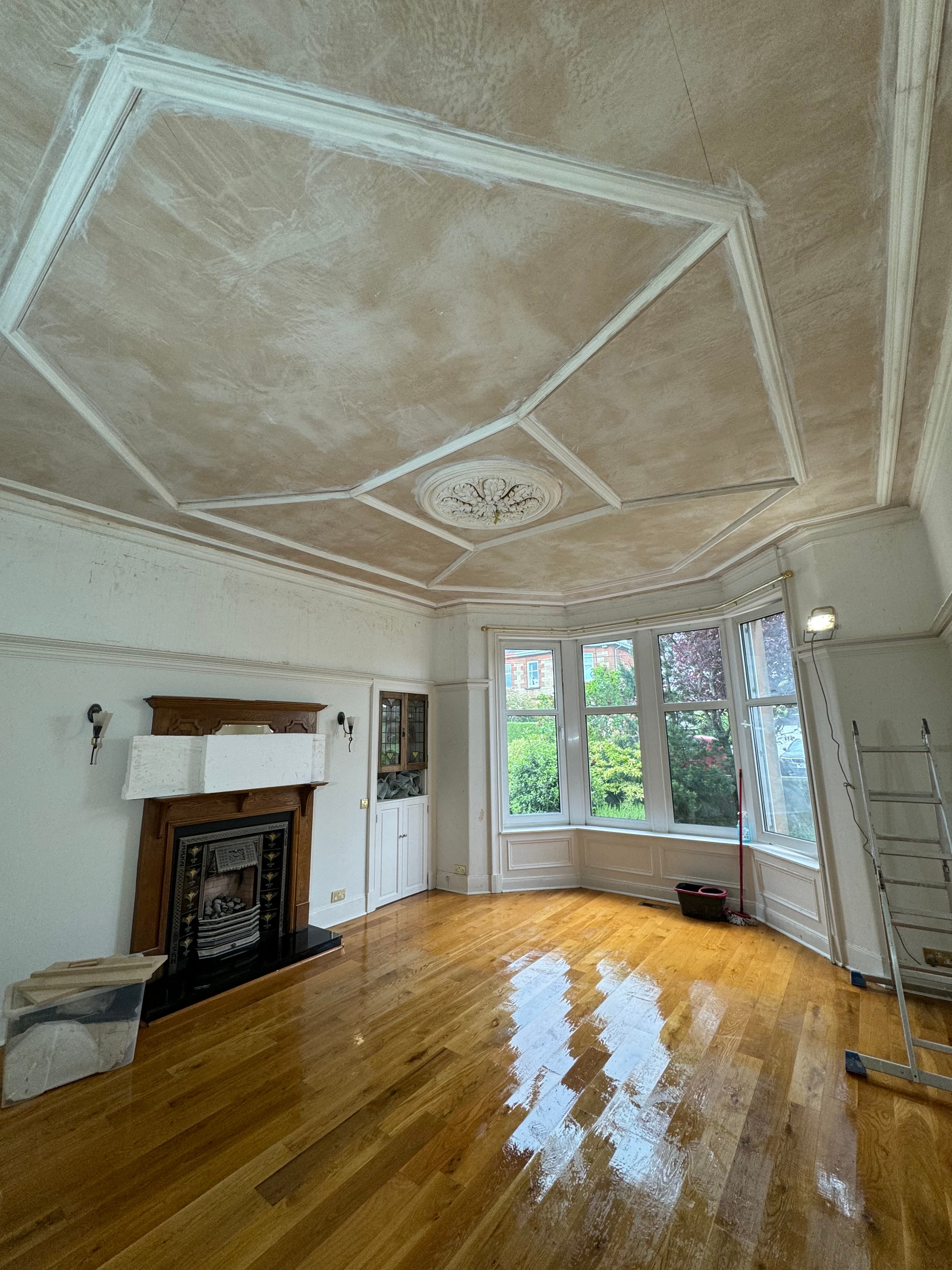 Compact plaster ceiling rose